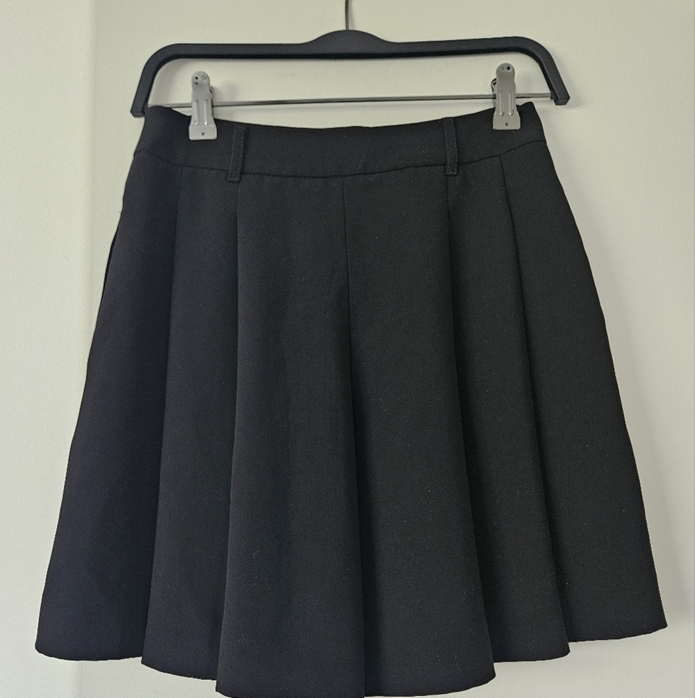 White House Black Market Gray Pleated Skater Shorts - Picture 2 of 8
